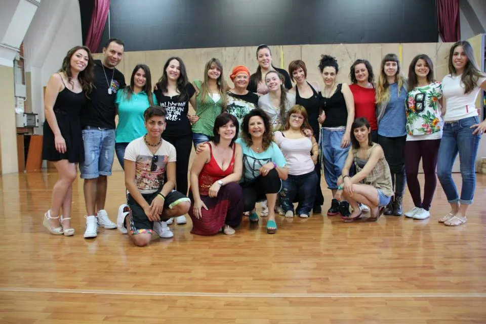 Gli allievi in posa tutti insieme in sala prove