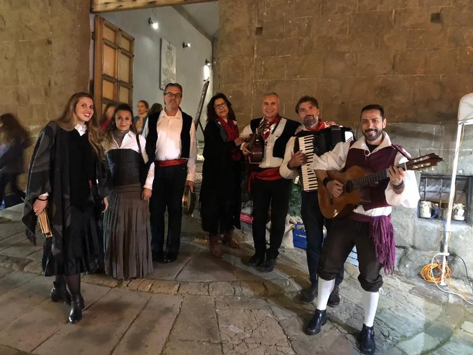 Formazione folk con fisarmonica e chitarra