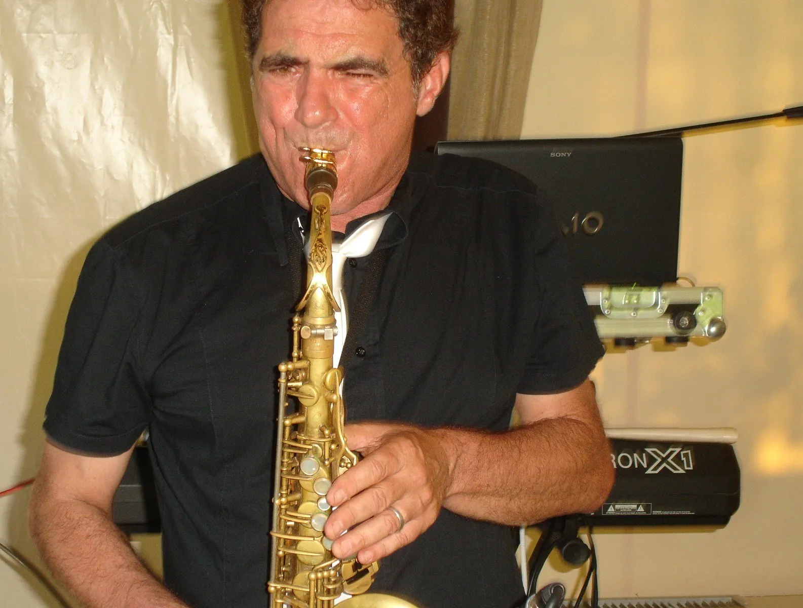Sassofonista dal vivo durante un evento