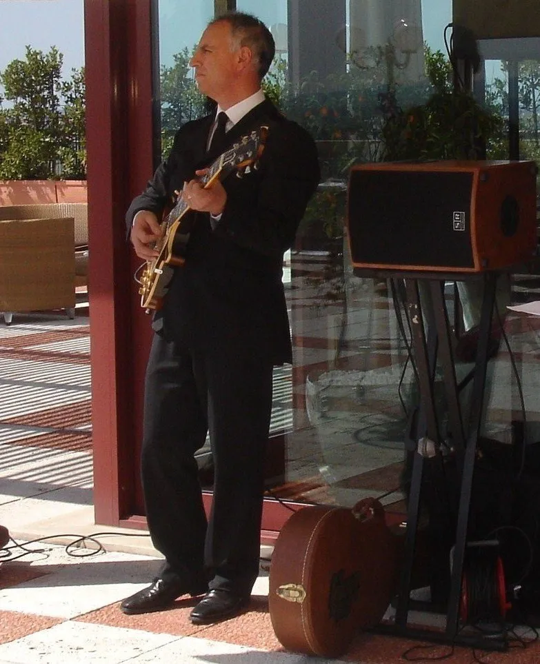 Tony Altieri suona la chitarra a un ricevimento