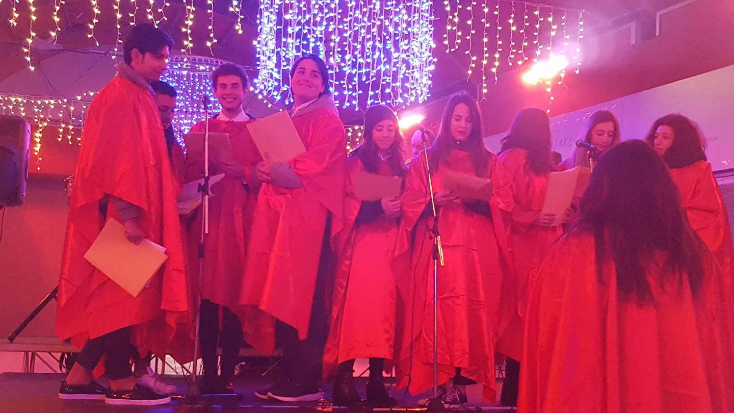 Il coro di Note di Classe Roma sul palco