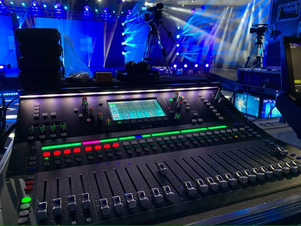 Mixer digitale in regia durante un evento