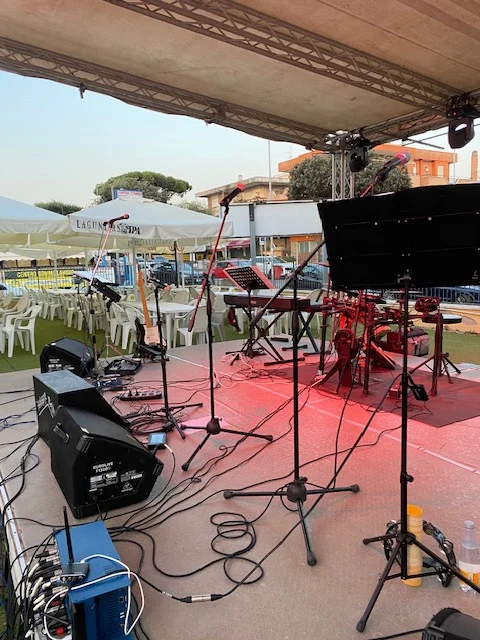 Palco montato di giorno con casse, leggii e cavi