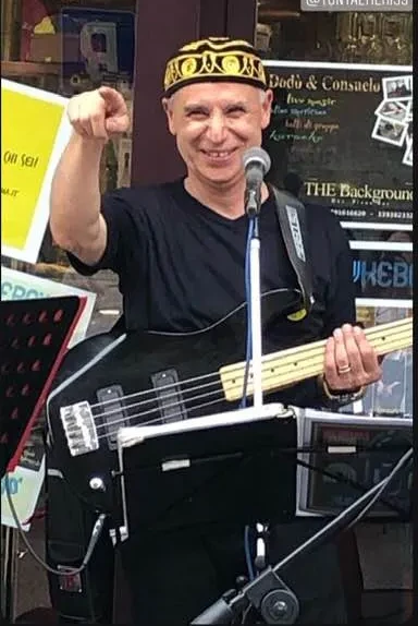 Tony Altieri suona il basso dal vivo
